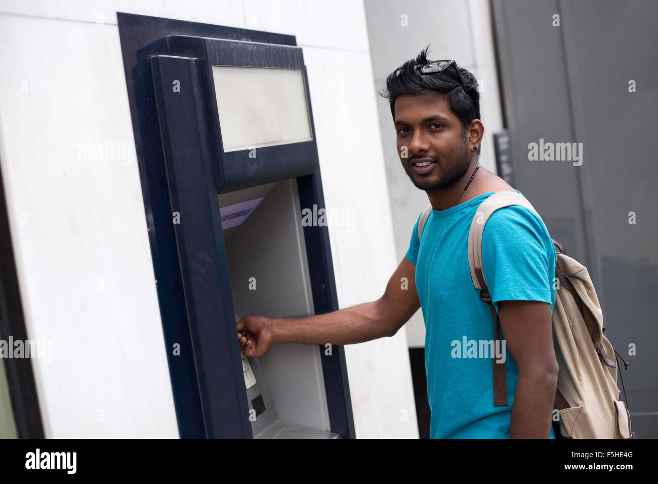 Jeune homme à la cash machine Banque D'Images