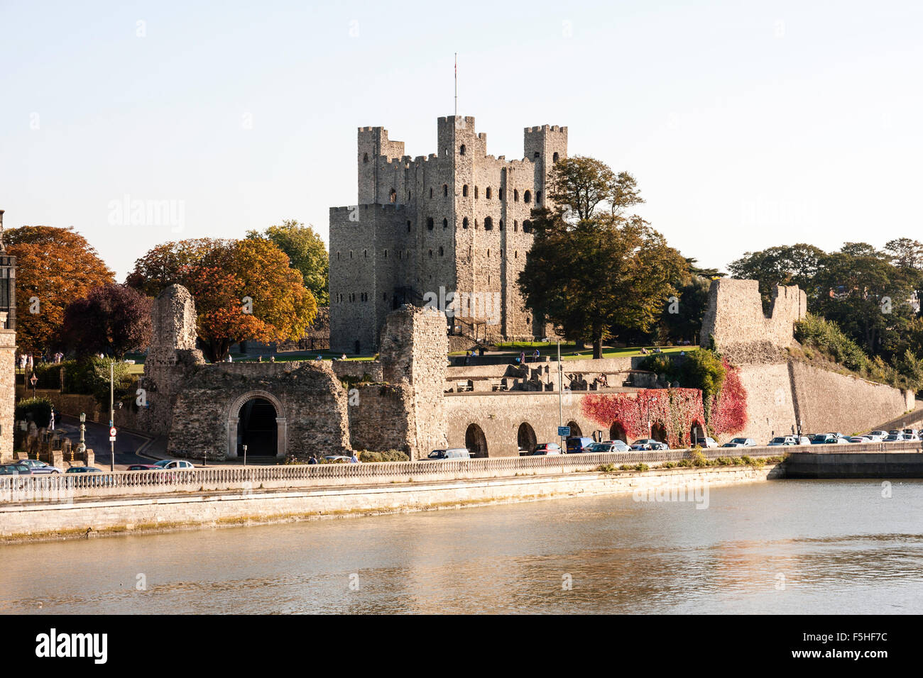 L'Angleterre, le château de Rochester. Vue sur la rivière. Mur rideau principal avec des tours et Gatehouse, garder sur la petite colline derrière. Ciel bleu. Banque D'Images