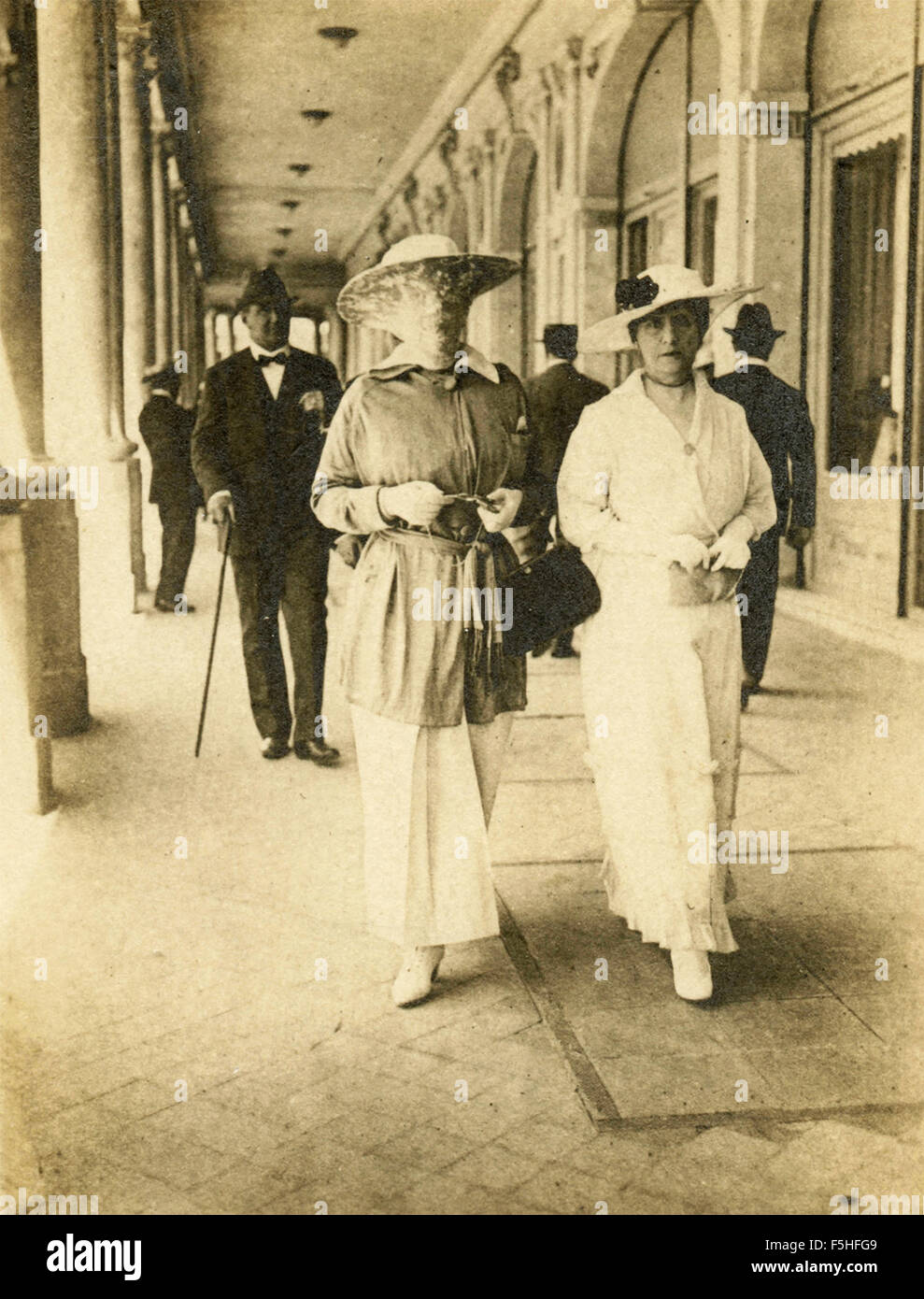 Deux dames marche, Italie Banque D'Images