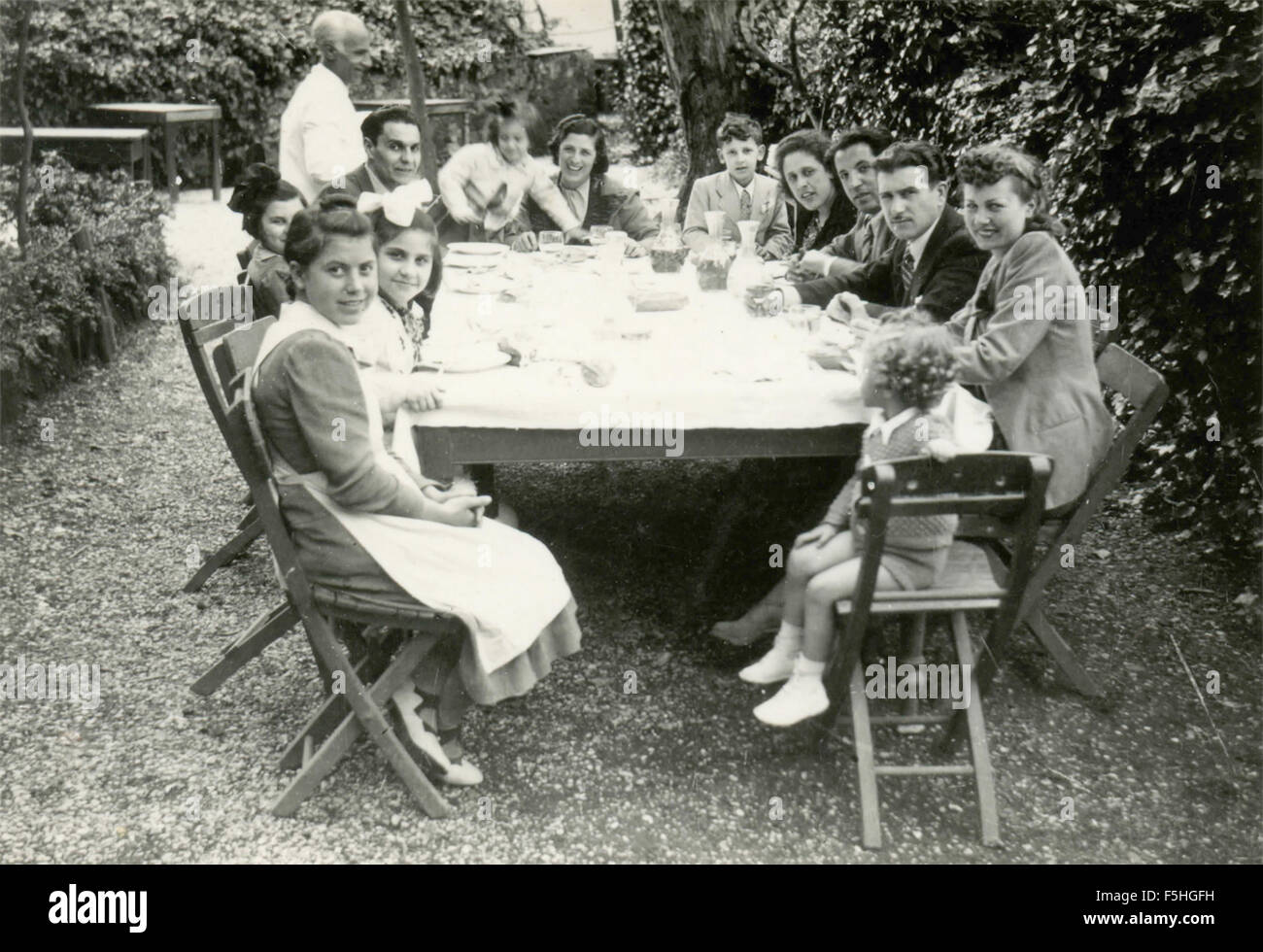 Grande famille de manger à l'extérieur, Italie Banque D'Images