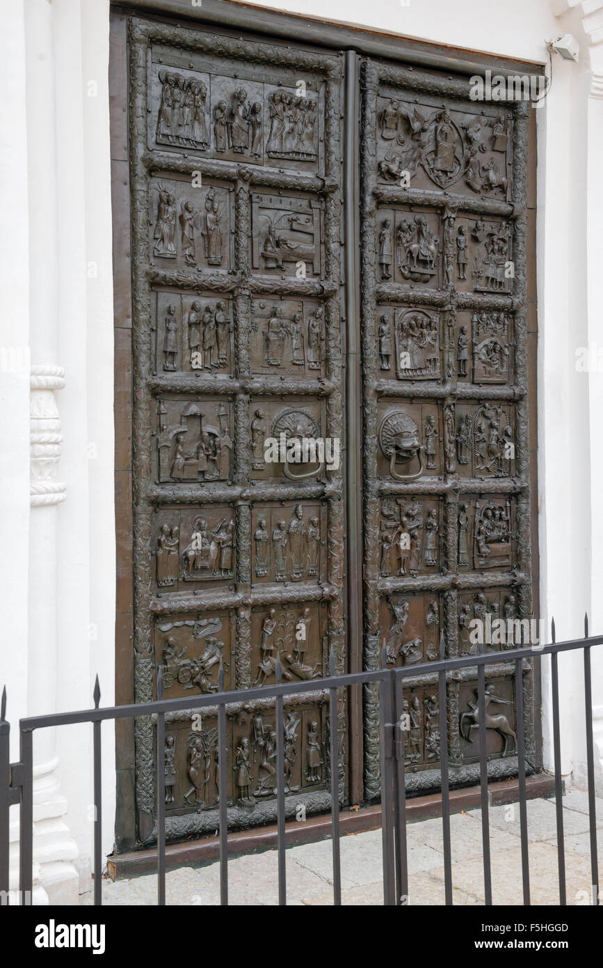 Bronze célèbres portes d'entrée ouest de la Cathédrale Sainte-Sophie à Veliki Novgorod aurait été faite à Magdebourg en 1156 et aurait été s Banque D'Images