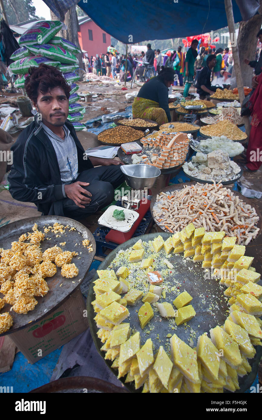 Au cours vendeur de rue alimentaire Maggy festival à Bardia, district de Terai, Népal Banque D'Images