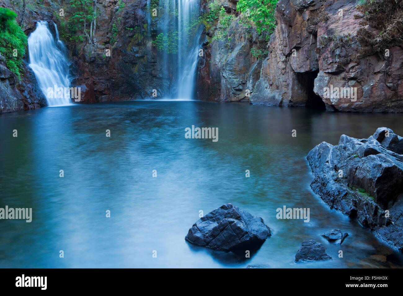 Les Florence Falls dans la région de Litchfield National Park, Territoire du Nord, Australie. Photographiée à l'aube. Banque D'Images