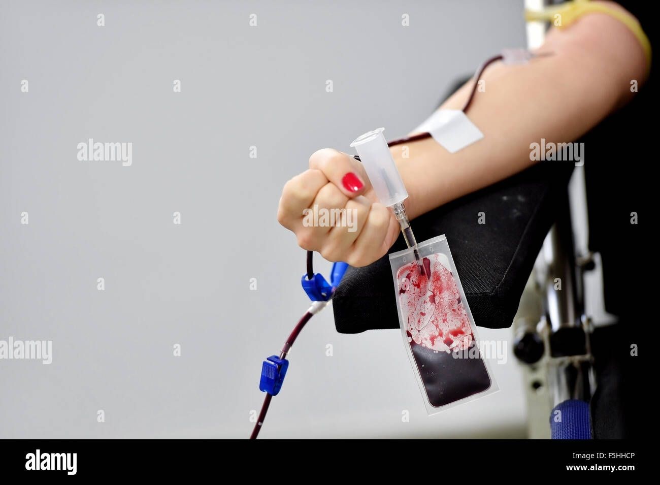 Détail de la main d'un don de sang et d'une poche de sang en plastique dans un hôpital Banque D'Images