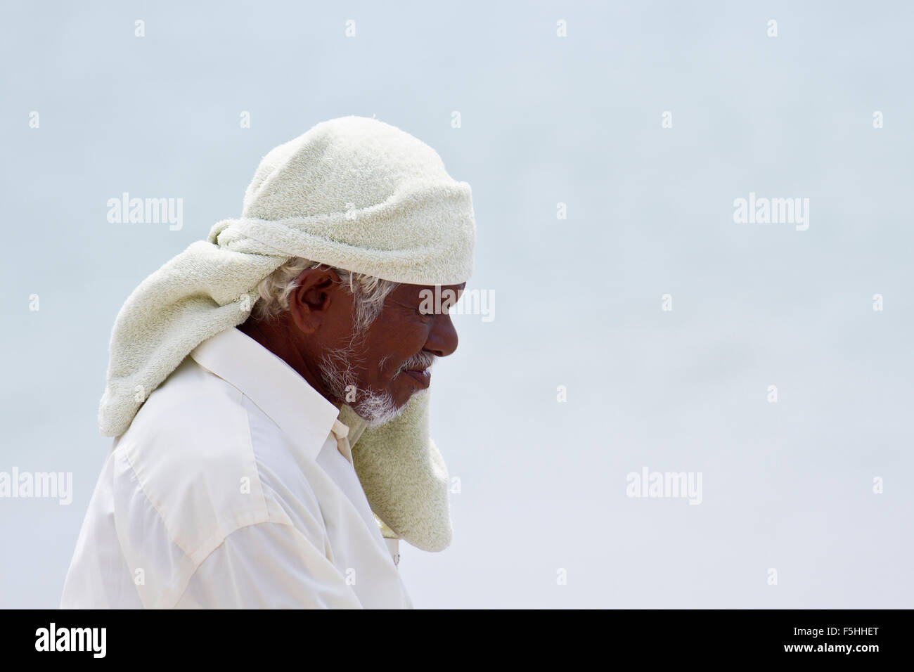 Pêcheur traditionnel à Uppuveli beach, Sri Lanka Banque D'Images