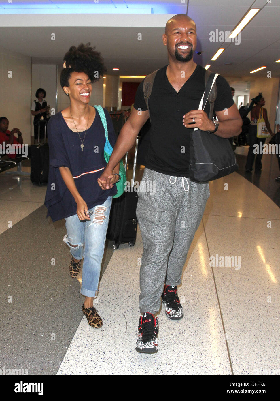 Kenric Sonequa Martin-Green et mari Green à l'Aéroport International de Los Angeles (LAX) comprend : Sonequa Martin-Green Kenric, Green Où : Los Angeles, California, United States Quand : 03 Oct 2015 Banque D'Images