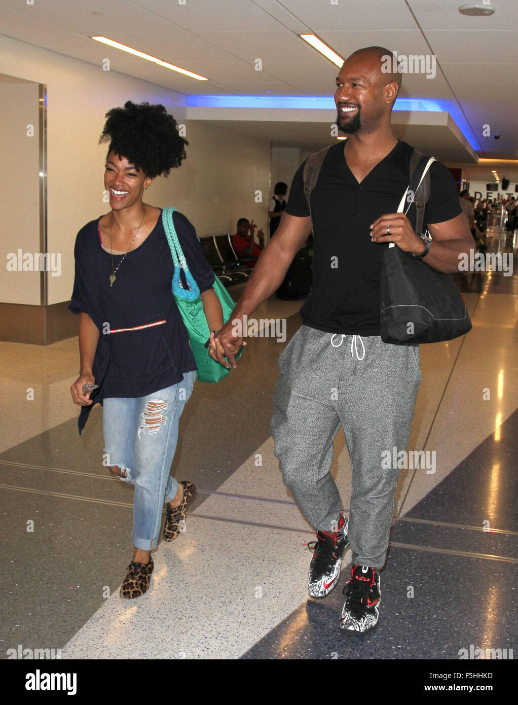 Kenric Sonequa Martin-Green et mari Green à l'Aéroport International de Los Angeles (LAX) comprend : Sonequa Martin-Green Kenric, Green Où : Los Angeles, California, United States Quand : 03 Oct 2015 Banque D'Images