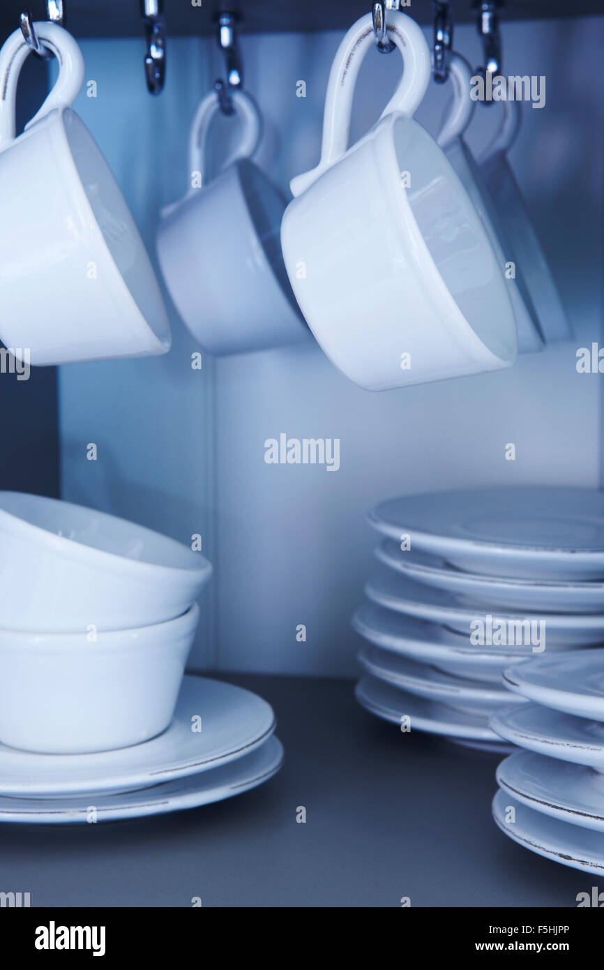 Vaisselle en céramique tasses et assiettes ton bleu vertical Banque D'Images