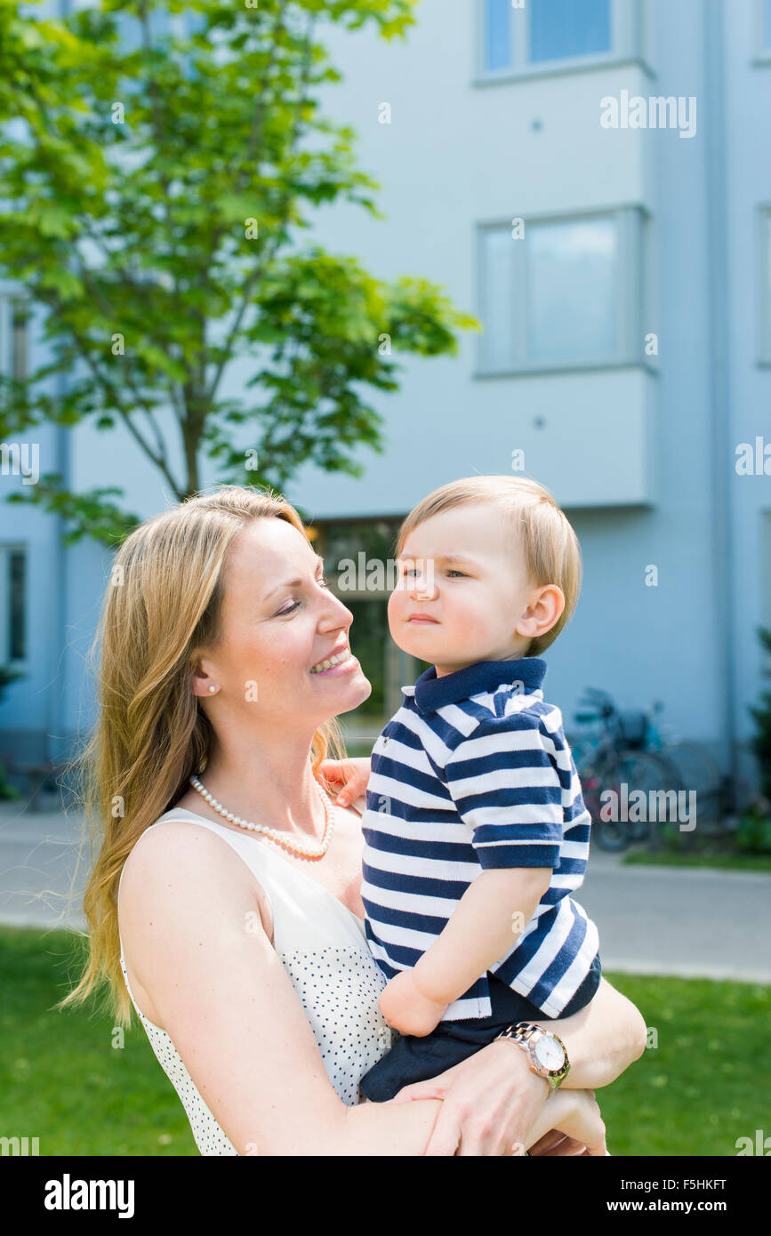 La Suede Sodermanland Nacka Finnboda Hamn Mere Et Bebe Garcon 18 23 Mois In Park Photo Stock Alamy La Suede Sodermanland Nacka Finnboda Hamn Mere Et Bebe Garcon 18 23 Mois In Park Photo Stock Alamy