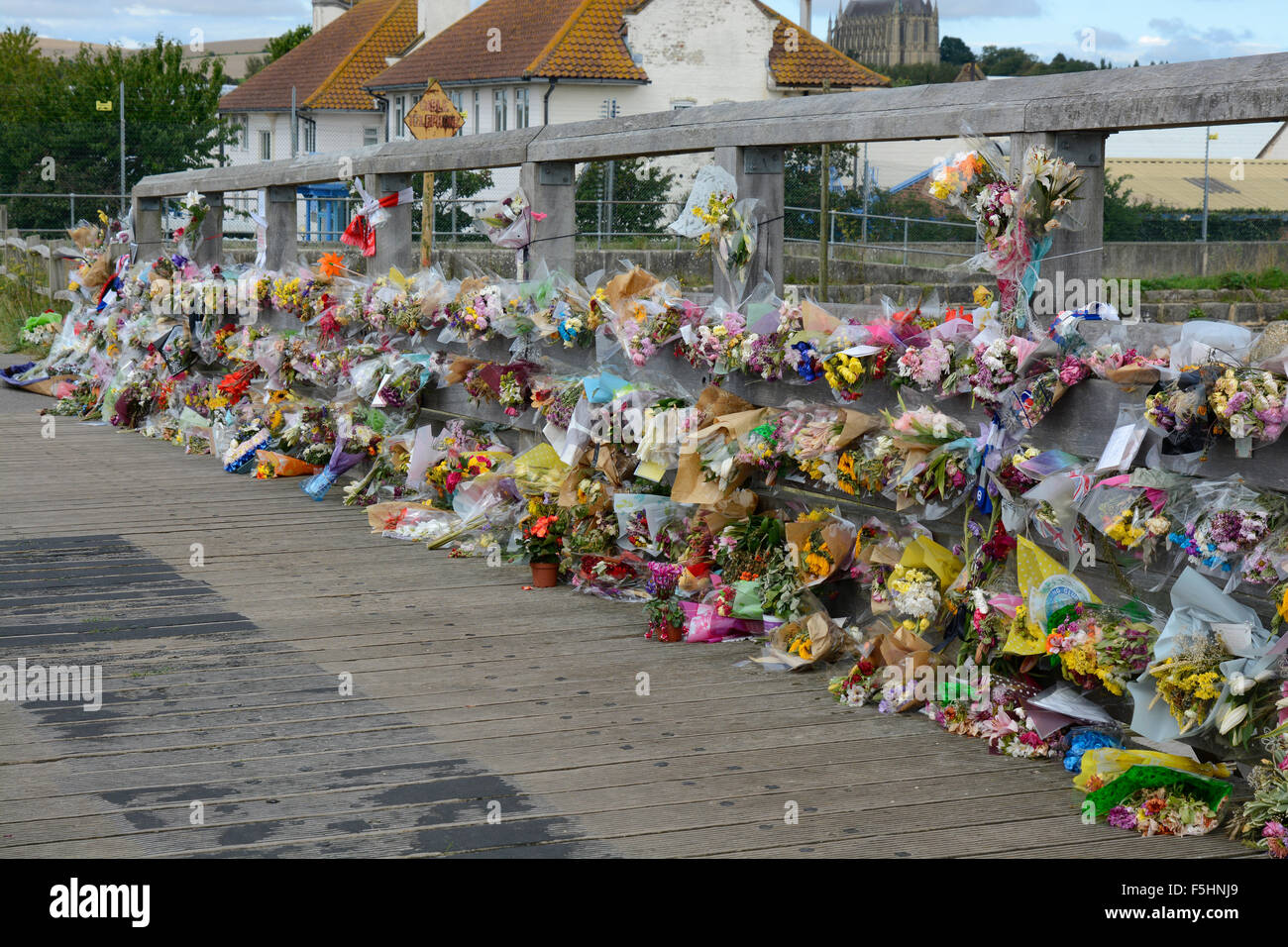 Crash Airshow disaster fleurs et monuments commémoratifs sur le vieux pont à Shoreham, West Sussex, Angleterre 2015 Banque D'Images