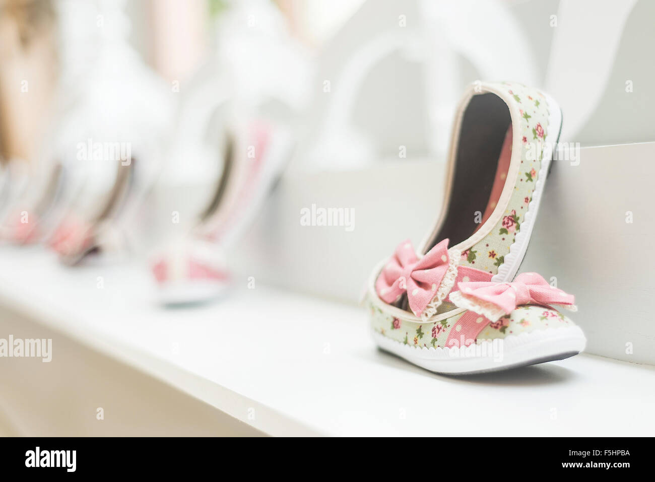 La jeune fille chaussures dans les chaussures pour enfants boutique de mode afficher Banque D'Images