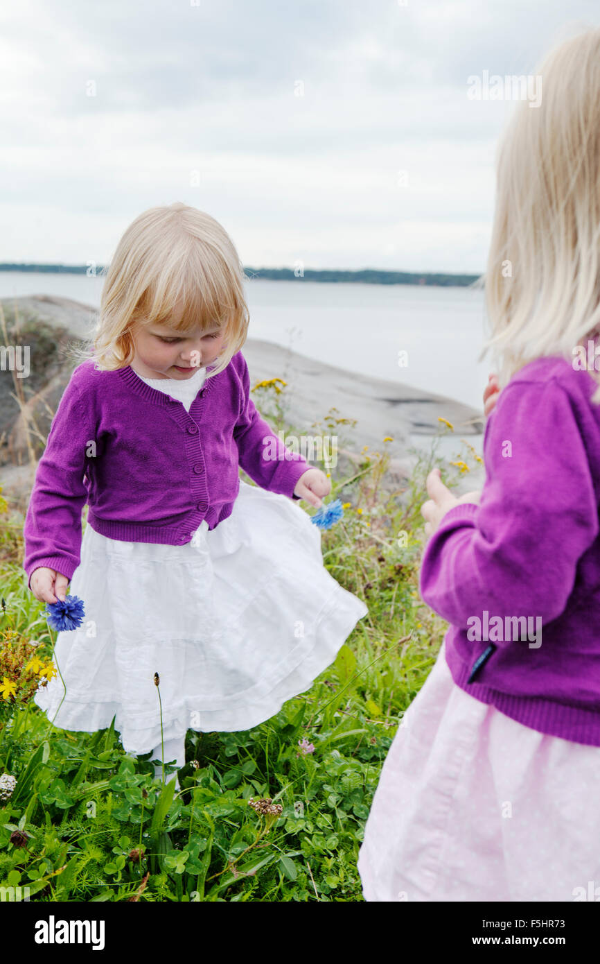 La Suède, l'Uppland, Roslagen, Twin girls (2-3) à l'affiche à seaside Banque D'Images