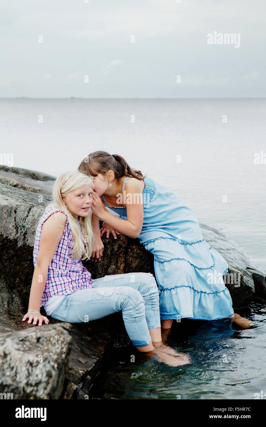 La Suède, l'Uppland, Roslagen, deux filles (12 et 13) jouant à seaside Banque D'Images