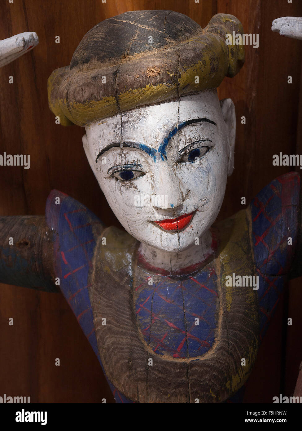 En bois peint en blanc traditionnel Thaï visage avec des lèvres rouges et le haut du corps de la sculpture . Banque D'Images