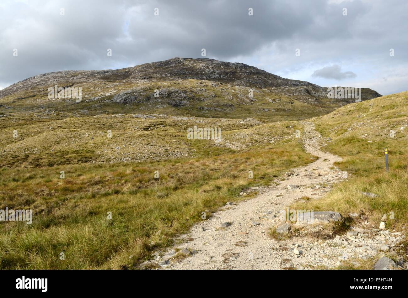 L'ancienne voie de pèlerinage à travers la chaîne de montagnes Maumturk Parc mational Connemara Irlande Comté de Glaway Banque D'Images