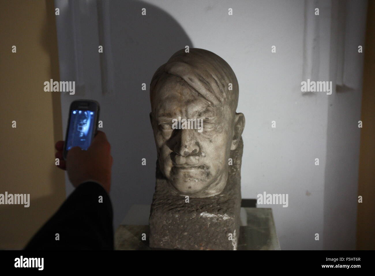 Gdansk, Pologne 5e novembre 2015, Adolf Hitler buste en marbre sculpture a été accidentellement trouvé dans la Gdansk lors des fouilles au Musée National. Sculpture a été enterré profondément dans le sol. L'auteur de la sculpture Josef Thorak était sculpteur favori d'Adolf Hitler. Credit : Michal Fludra/Alamy Live News Banque D'Images