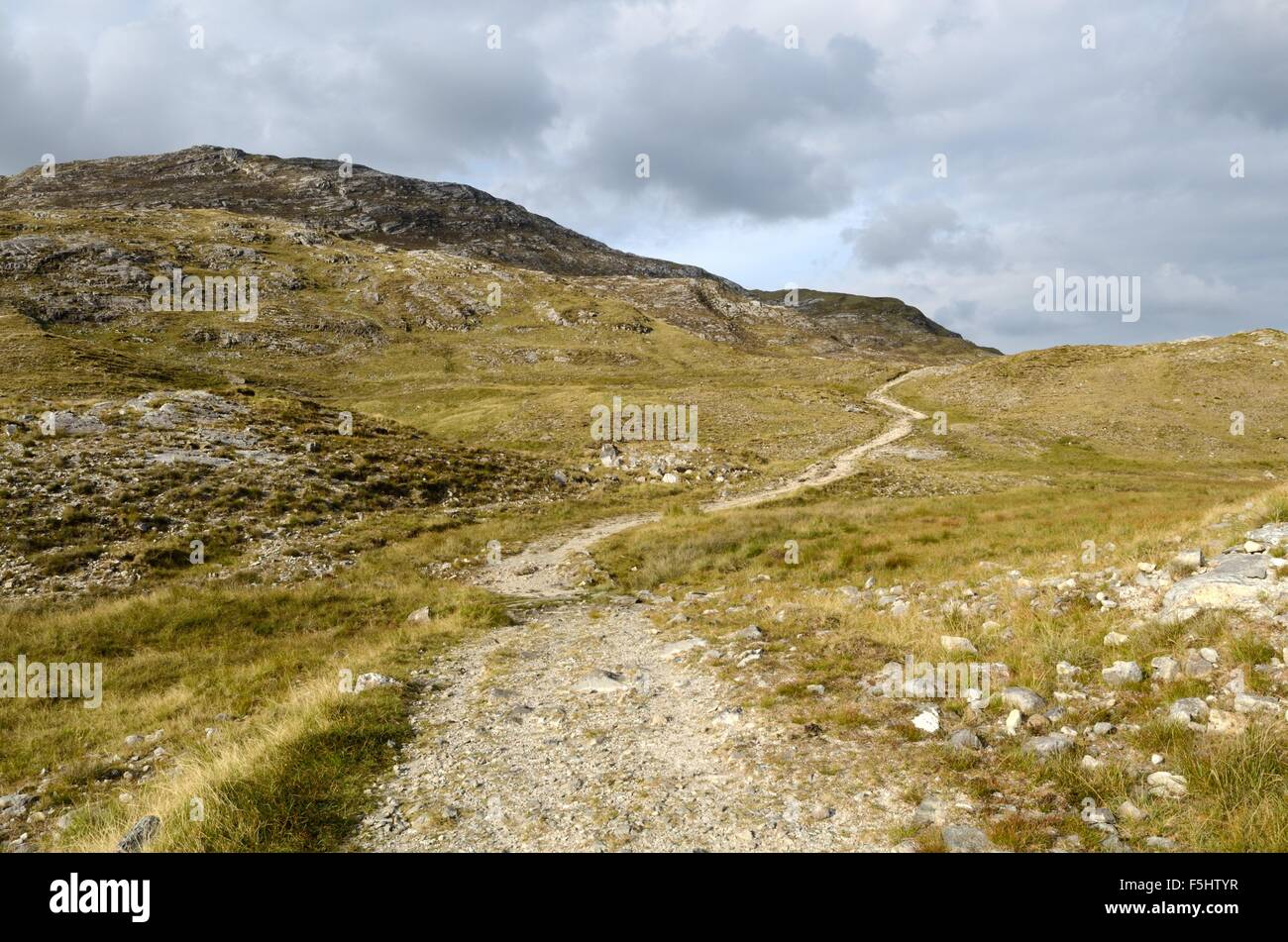 L'ancienne voie de pèlerinage à travers la chaîne de montagnes Maumturk Parc mational Connemara Irlande Comté de Glaway Banque D'Images