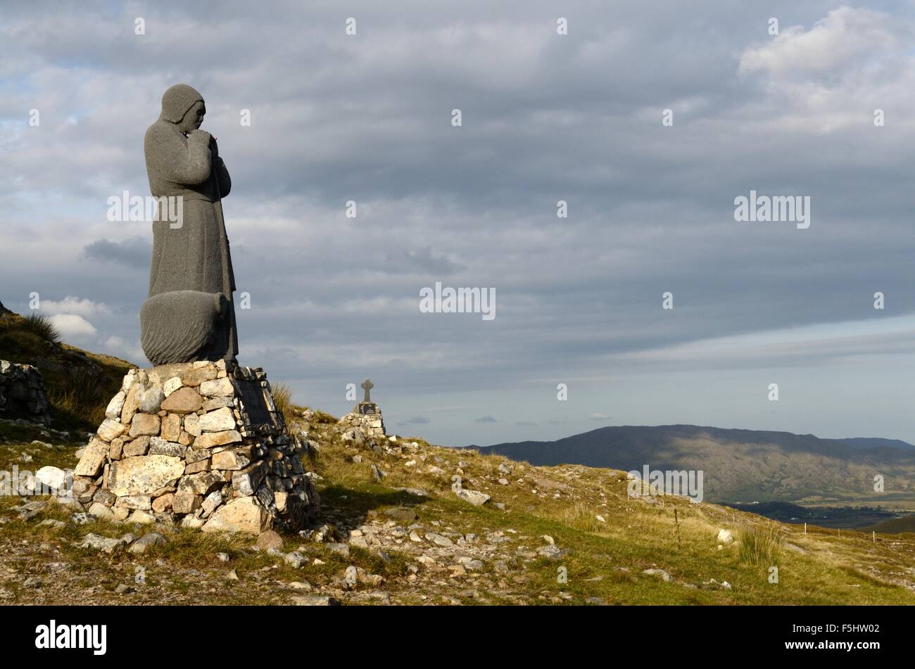 Statue de Saint Patrick au sommet d'un sentier accidenté des montagnes Maumturk pèlerins Connemara Comté de Galway Irlande Banque D'Images