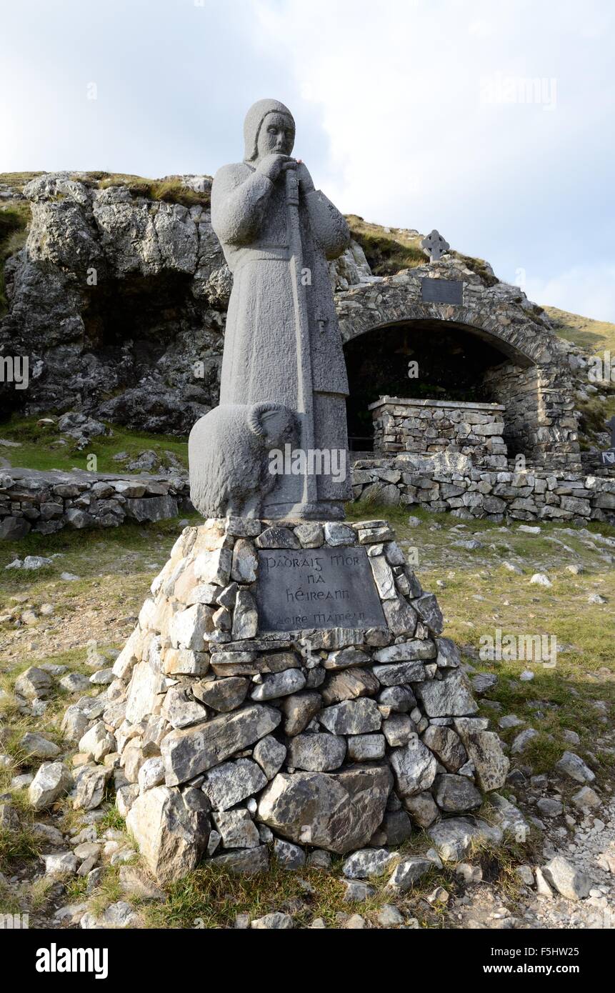 Statue de St Patrick et de culte Maumturk Mountains Connemara Comté de Galway Irlande Banque D'Images