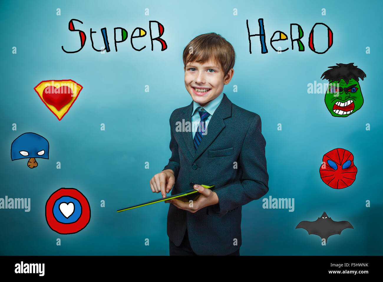 Garçon businessman holding a tablet and smiling super-héros pow Banque D'Images