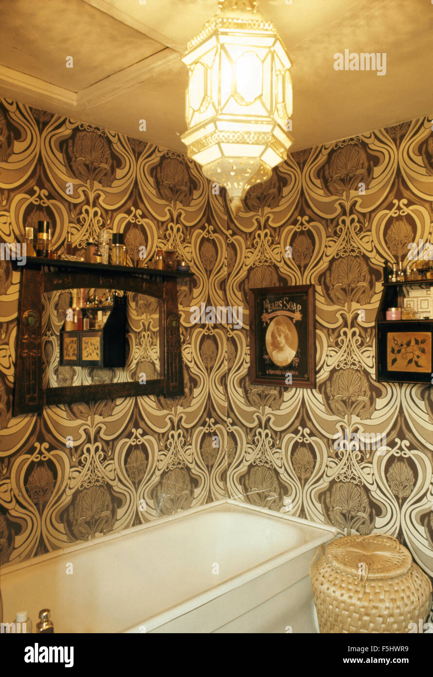 Une trentaine d'éclairage et d'un papier peint à motifs Art Nouveau dans une salle de bains 70 Banque D'Images