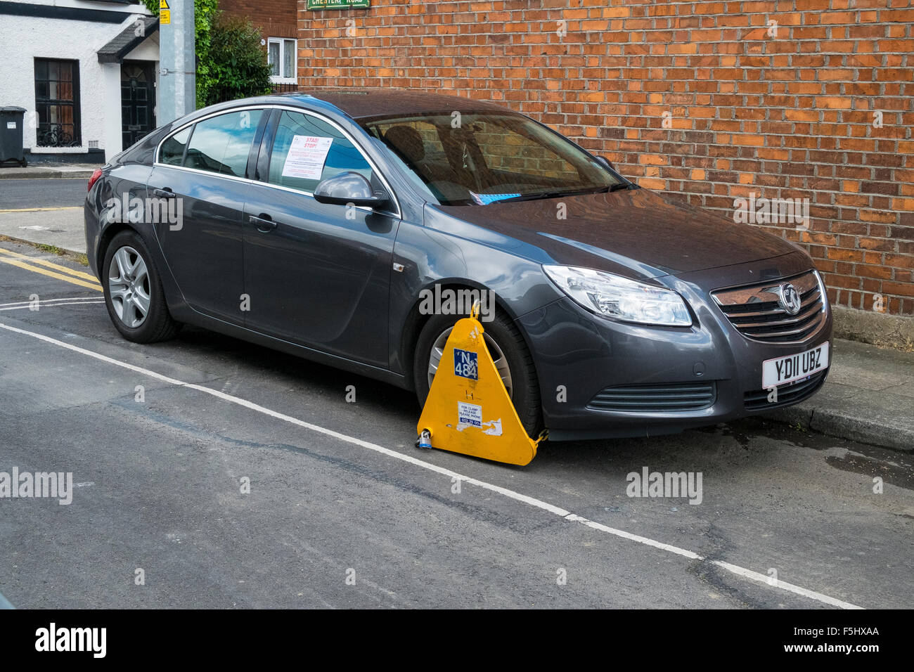 Collier de serrage voiture stationnée illégalement ticket de parking Banque D'Images