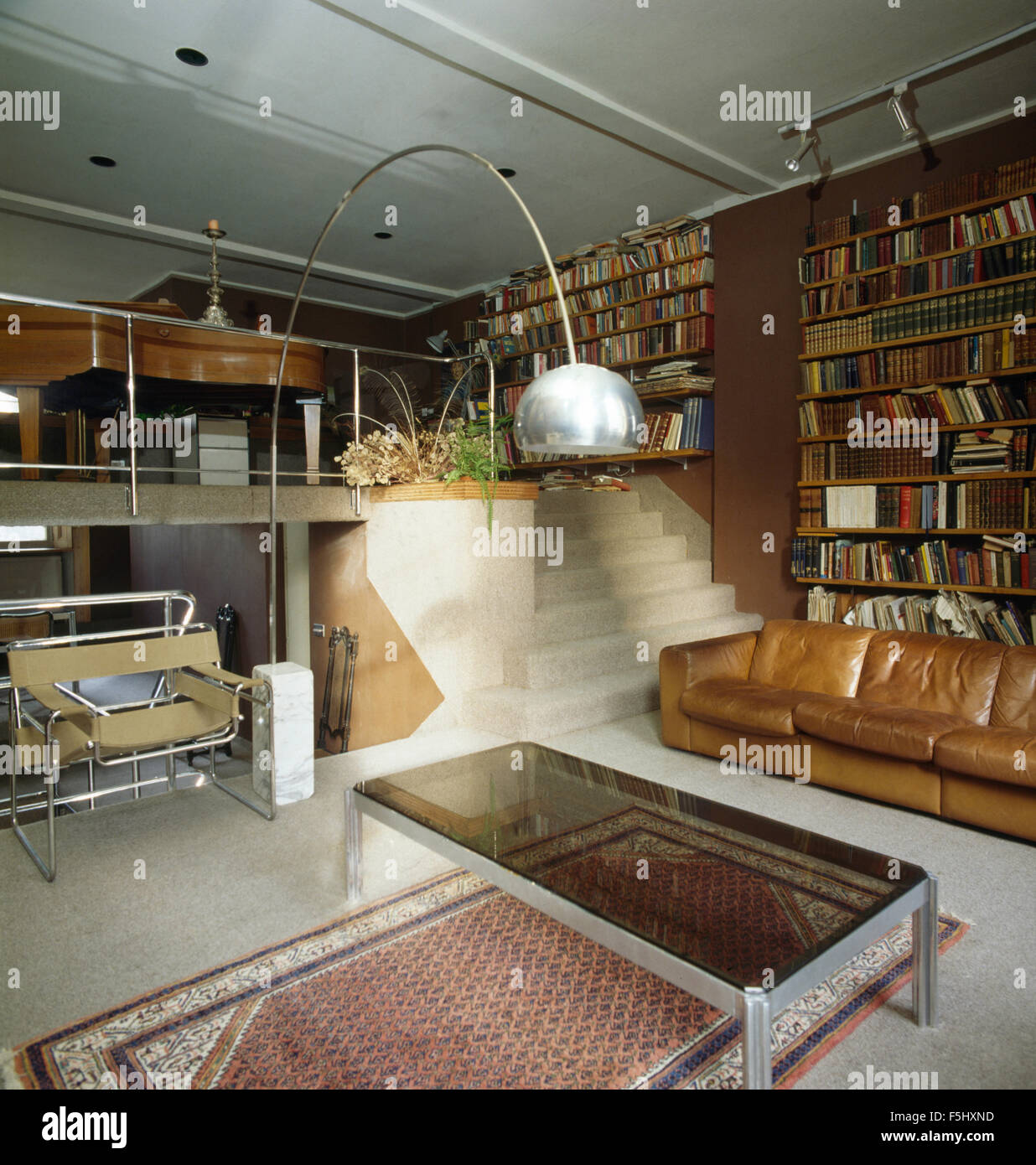 Chrome lampe Castiglioni dans duplex 70 salle de séjour Banque D'Images