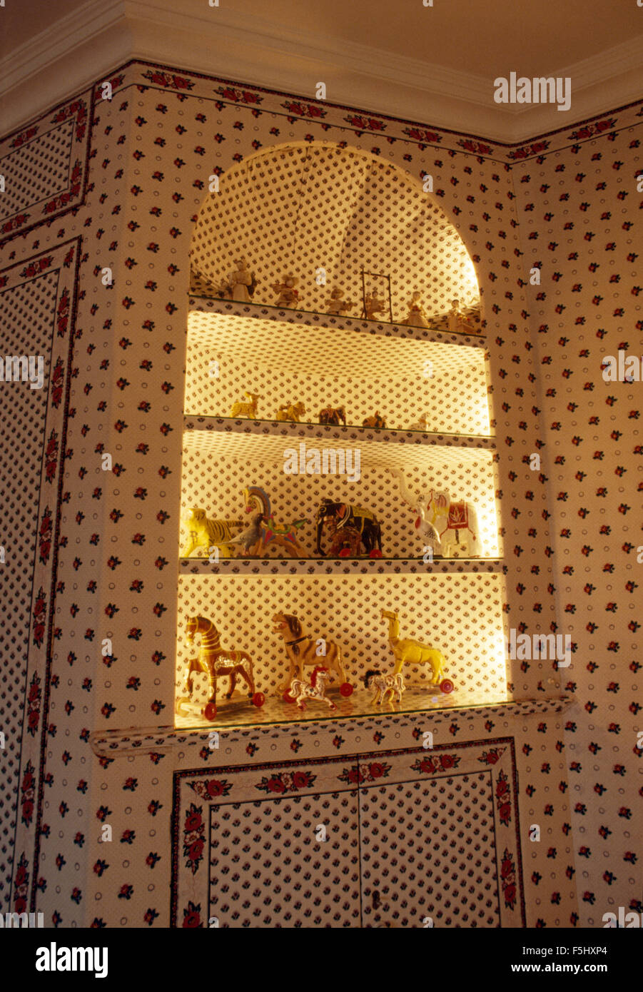Collection de la Chine et les animaux en bois sur des étagères d'alcôve avec éclairage intérieur Banque D'Images
