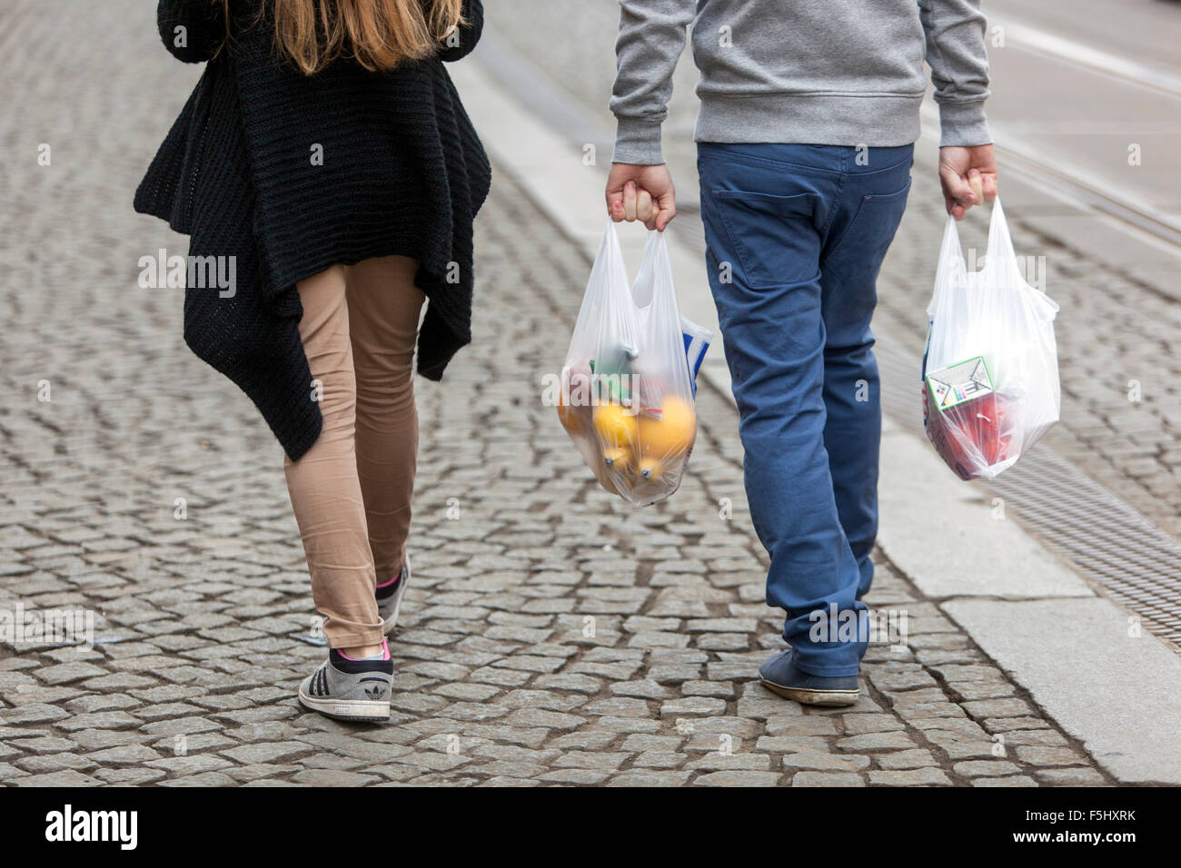 achat dans des sacs en plastique shopping Banque D'Images achat dans des sacs en plastique shopping Banque D'Images