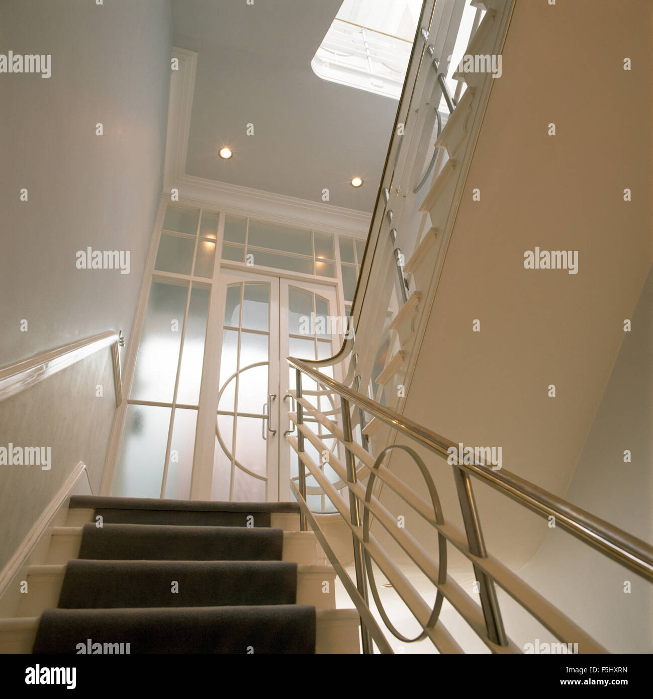 Rampes d'escalier Chrome sur années 30 Banque D'Images