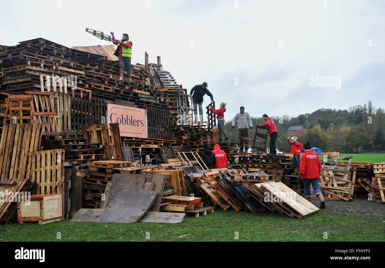 Lewes East Sussex UK 5 Novembre 2015 - Les membres de la société de feu de Waterloo de mettre la dernière main à leur énorme feu avant la Lewes Bonfire Crédit ce soir les célébrations : Simon Dack/Alamy Live News Banque D'Images