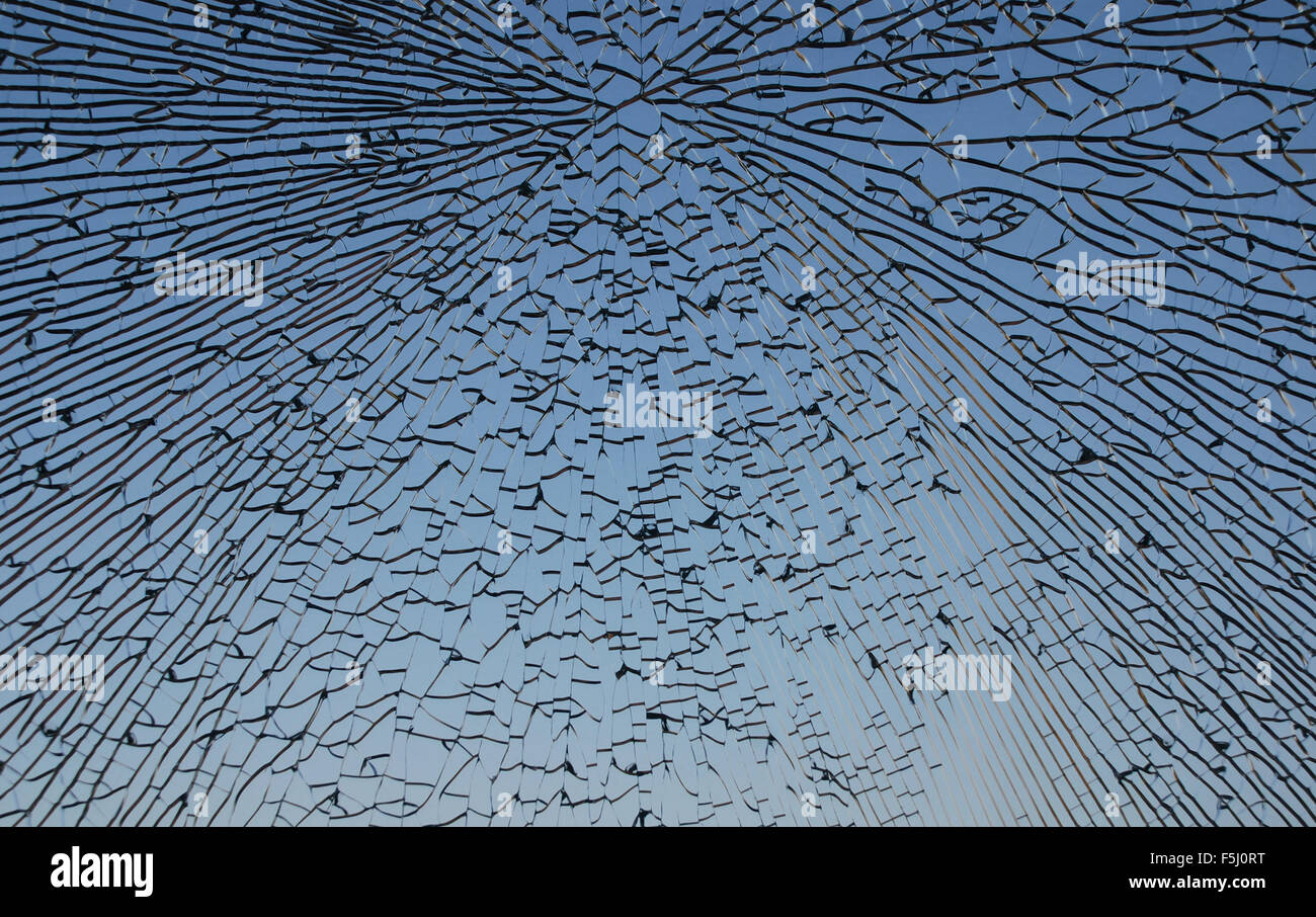 La fenêtre en verre craquelé et folle Banque D'Images