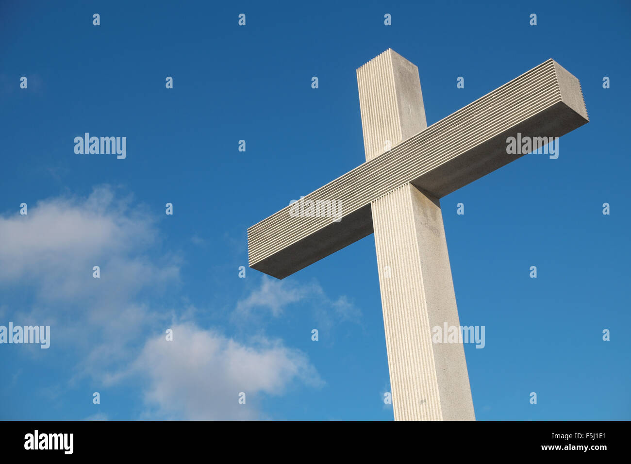 Pologne Varsovie la Croix monument à Pl Pilsudskiego 9 mètres de haut est une croix de granit blanc célébrant le Pape Jean Paul II Banque D'Images