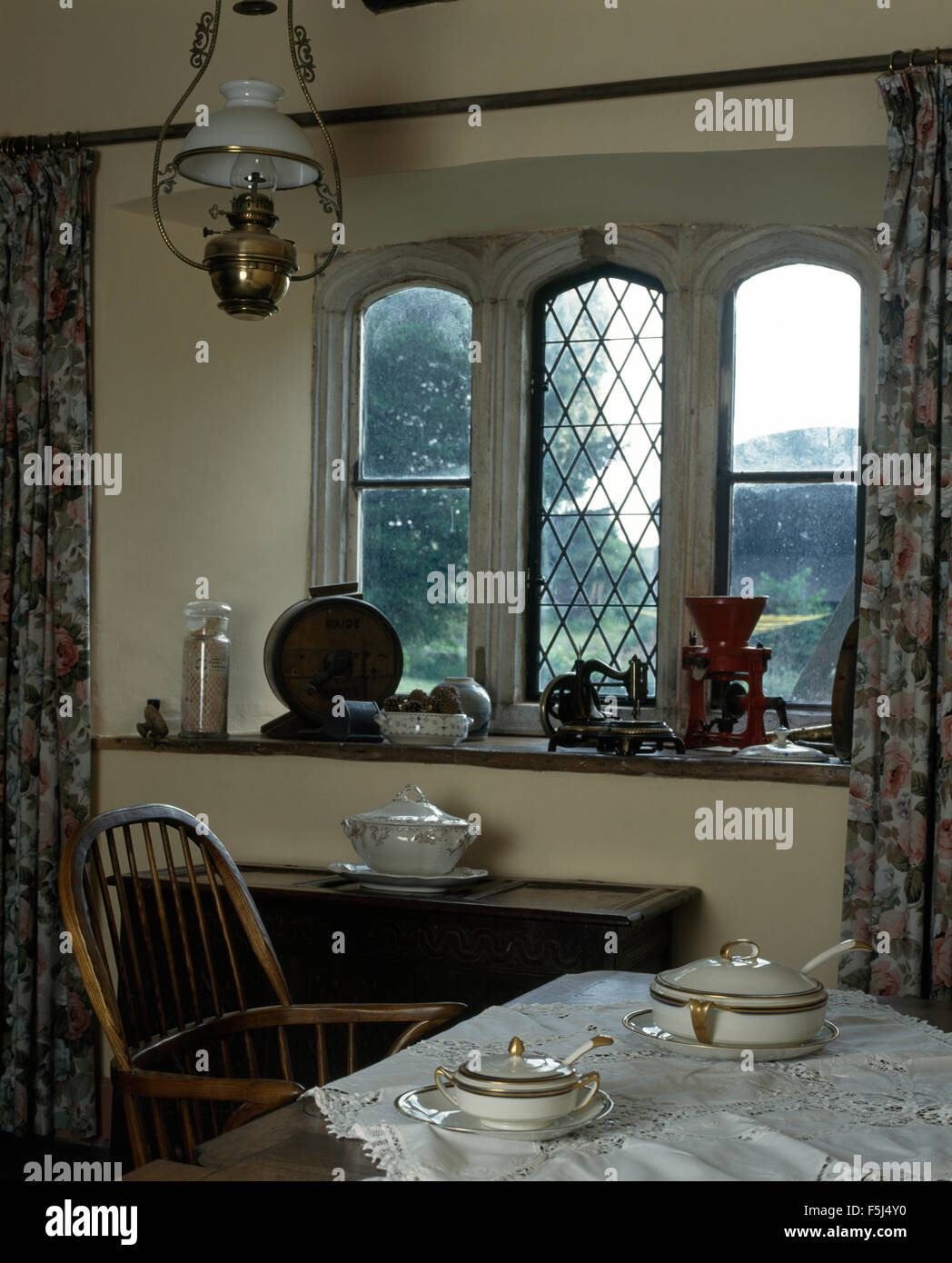 Windsor Vintage chaise à table avec un chiffon de dentelle dans un pays avec salle à manger de style Victorien verre +raccord en laiton Banque D'Images