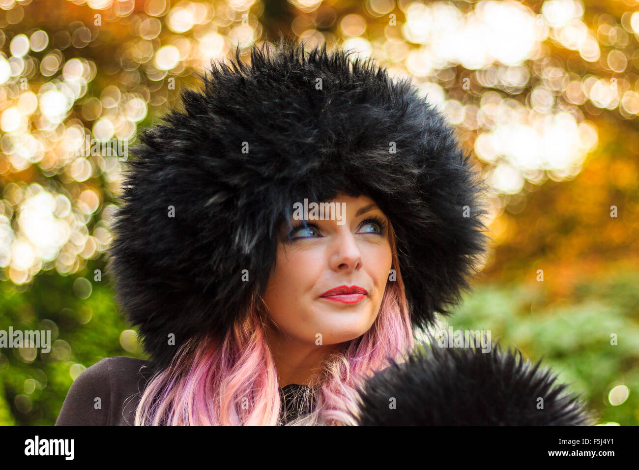 Bokeh, femme, modèle, rouge, Automne, Mode, fourrure, Hat , tissus, soft, l'arrière-plan, la lumière, l'écran, magazine, couverture, outfit, costumes Banque D'Images