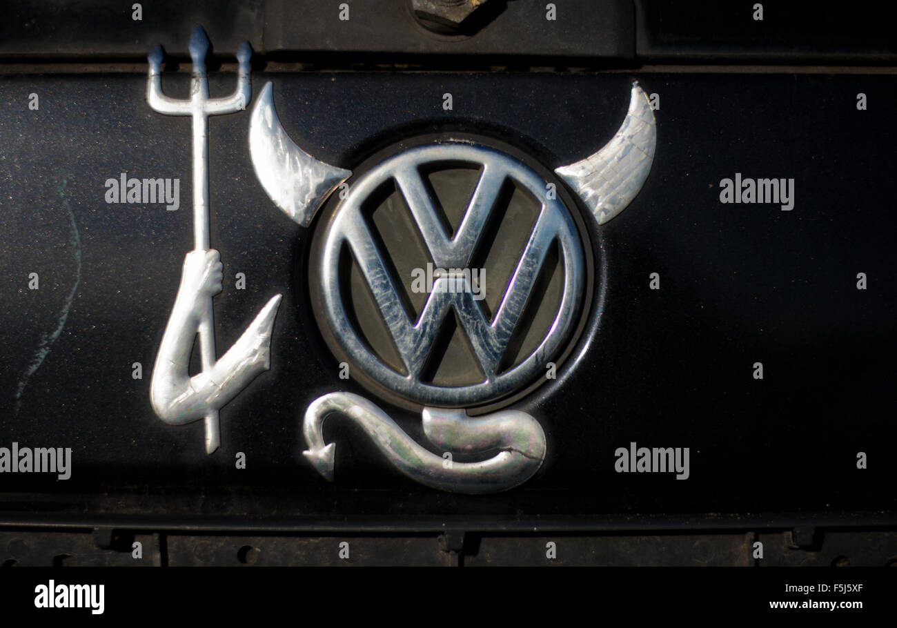 Peine, l'Allemagne. 05Th Nov, 2015. Une vieille Volkswagen Polo avec un logo en forme d'un diable peut être vu dans un parc à ferrailles dans peine, l'Allemagne, 05 novembre 2015. La poursuite de l'état de Braunschweig est trafiqué en utilisant les données d'émissions de CO2 de voitures Volkswagen comme occassion pour de nouvelles enquêtes. Photo : JULIAN STRATENSCHULTE/dpa/Alamy Live News Banque D'Images