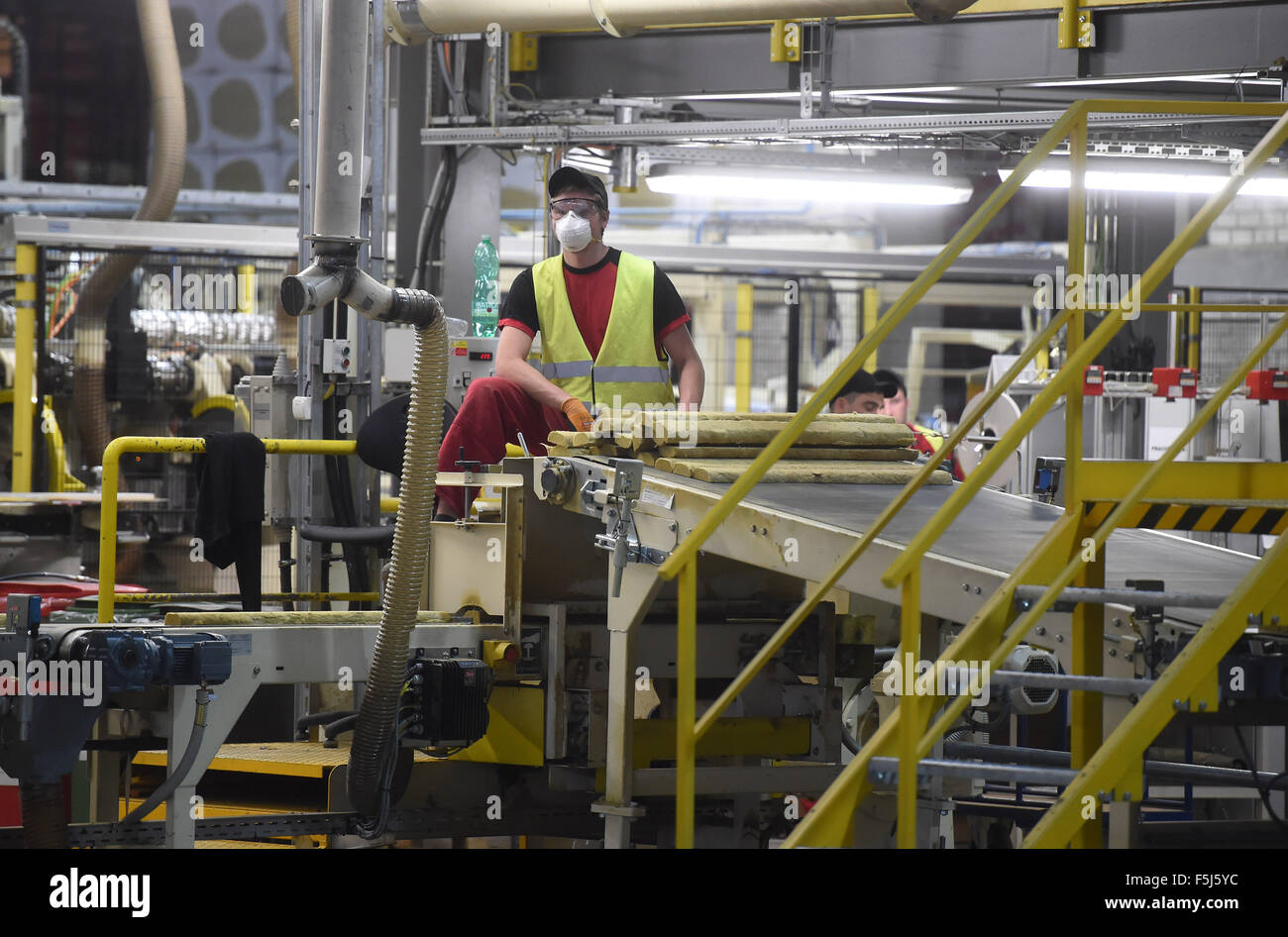 Bohumín, République tchèque. 5Th Nov, 2015. La laine de roche Rockwool isolation producteur présente de nouvelles chaînes de production en Bohumín, République tchèque, le jeudi 5 novembre 2015. © Jaroslav Ozana/CTK Photo/Alamy Live News Banque D'Images