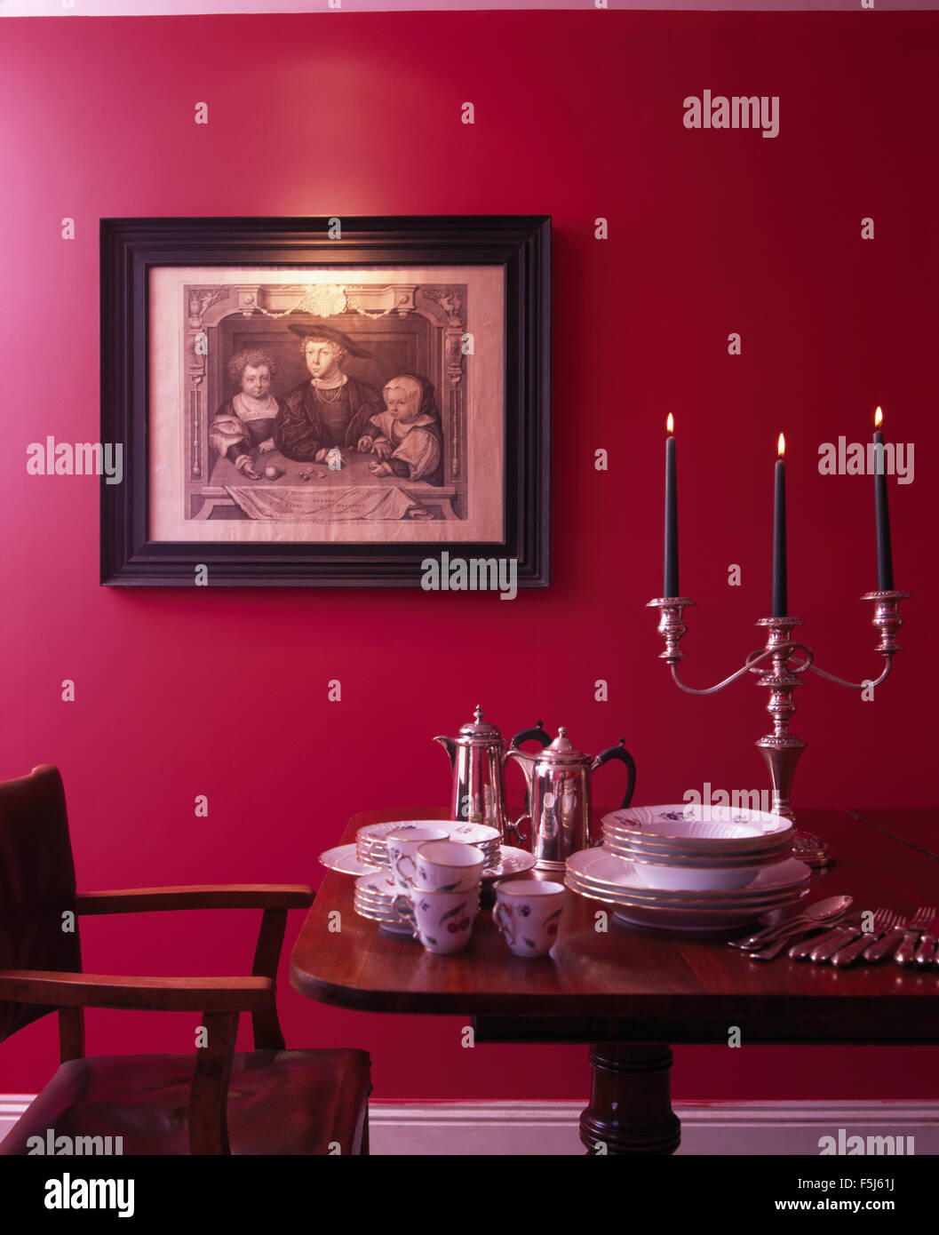 Chandelier en argent et coffeepots avec vintage china sur ancienne salle à manger dans la salle à manger rose profond Banque D'Images