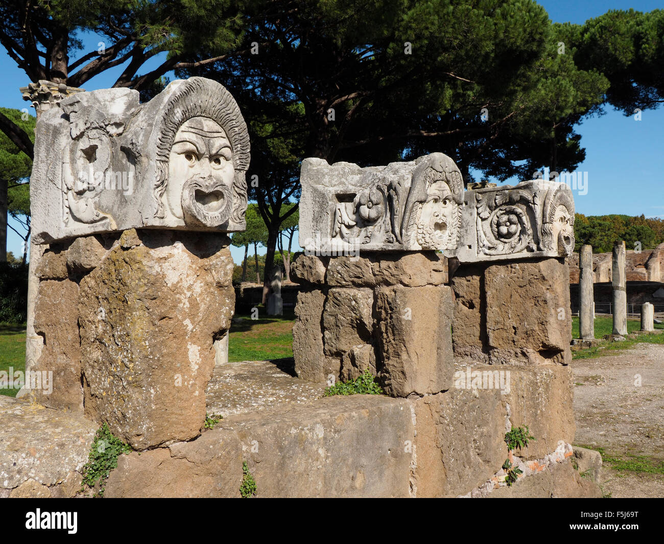 Ostia Antica, Roman visages sculptés masques au théâtre. D'excavation près de Rome, Italie Banque D'Images