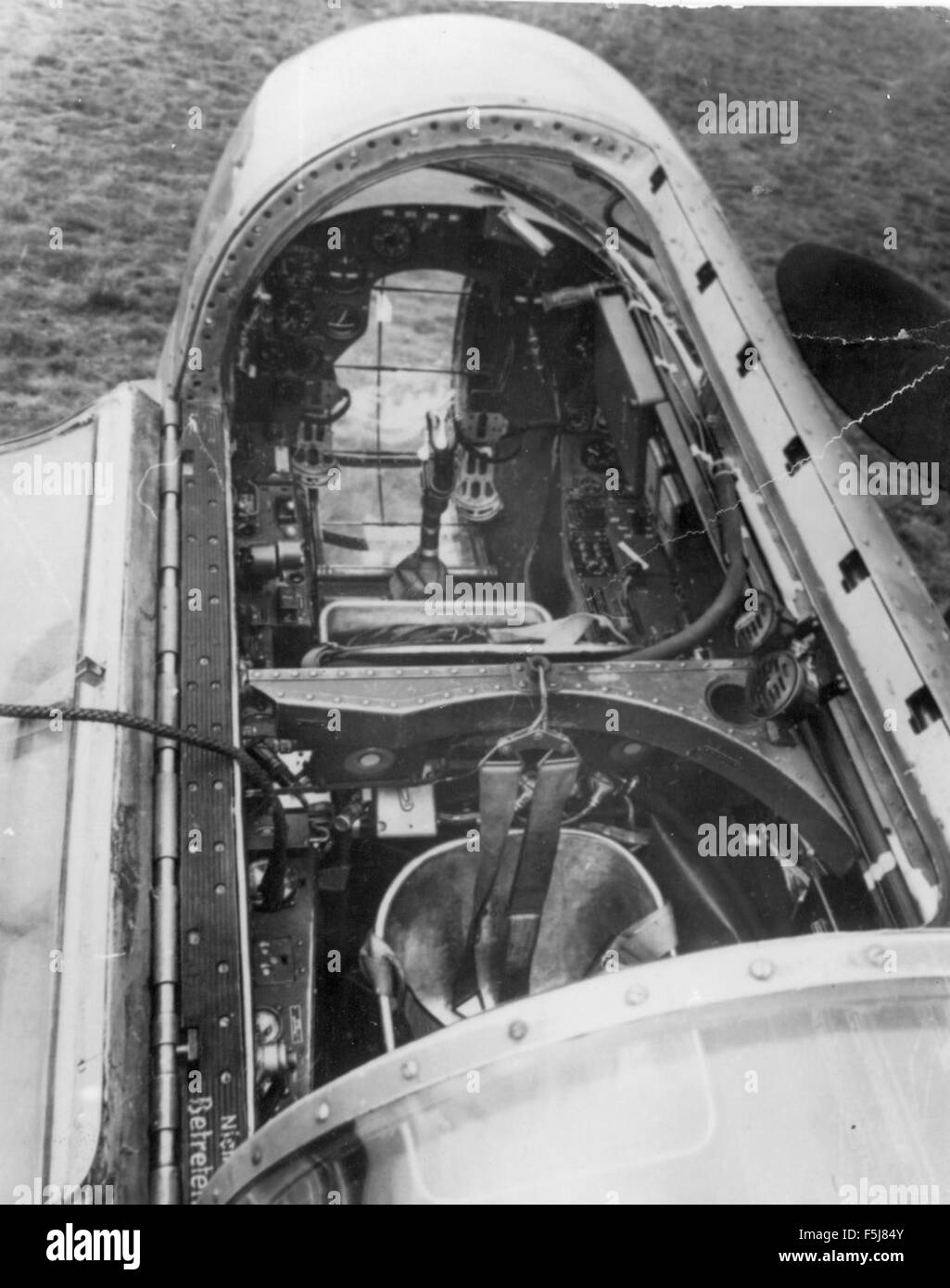 Le cockpit de l'Ardo AR 240, un avion allemand de la seconde Guerre mondiale, offrant une vue des panneaux de commande et des instruments utilisés par le pilote. Banque D'Images