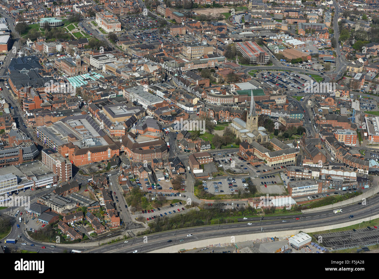 Une vue aérienne du centre-ville de Chesterfield avec le célèbre "crooked spire' visible Banque D'Images