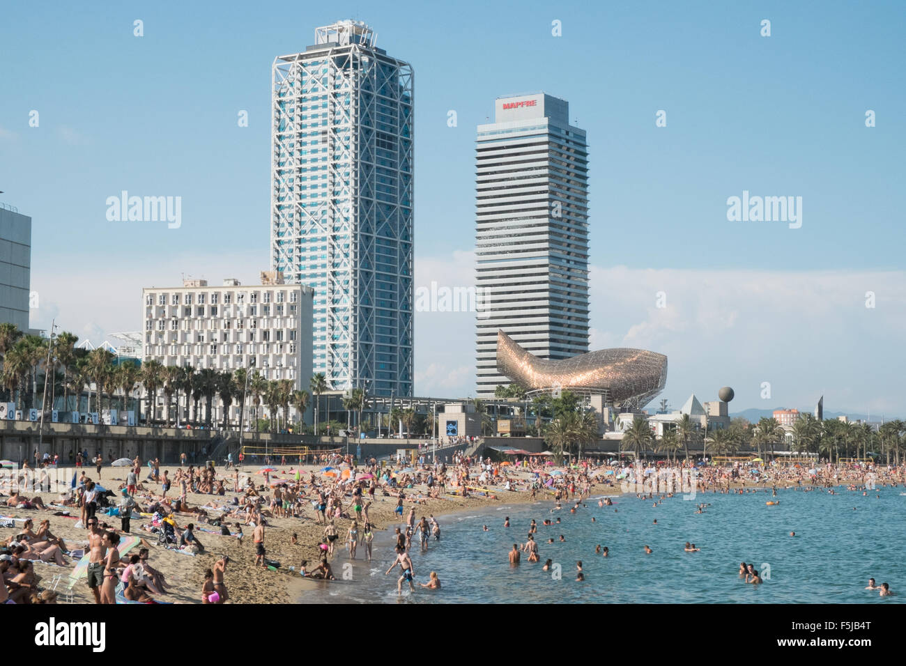 Tours jumelles,Torre Mapfre office tower,hotel,Frank Gehry's Giant Copper Peix (Poisson) sculpture, la plage de Barceloneta, Barcelone. Banque D'Images