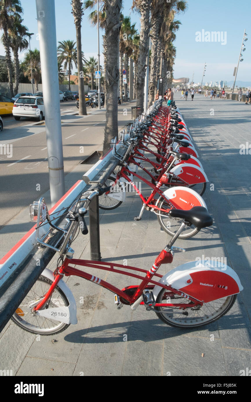 Louer un vélo en libre service,location,gare,Barcelone,ESPAGNE  Catalogne.sur la plage de Barceloneta,urbain,plage,Barcelone,Catalogne,Espagne  Photo Stock - Alamy