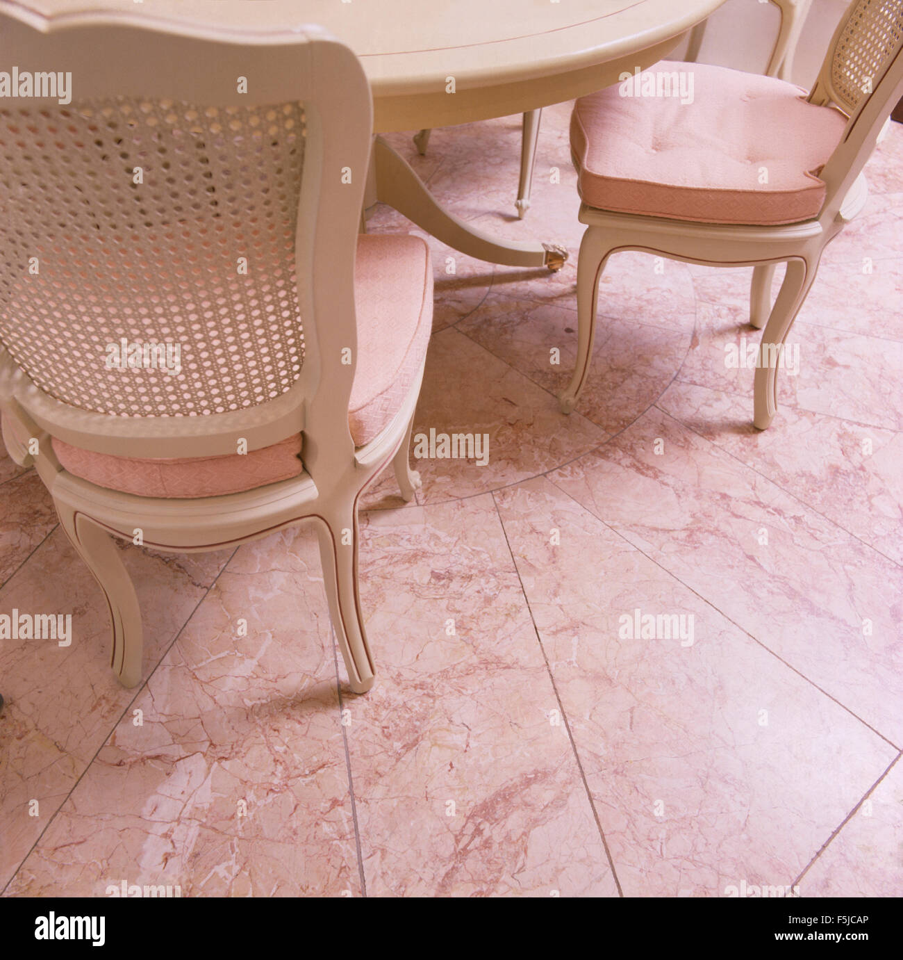 Canne laqué blanc-chaises années 80 en salle à manger avec sol en marbre Banque D'Images