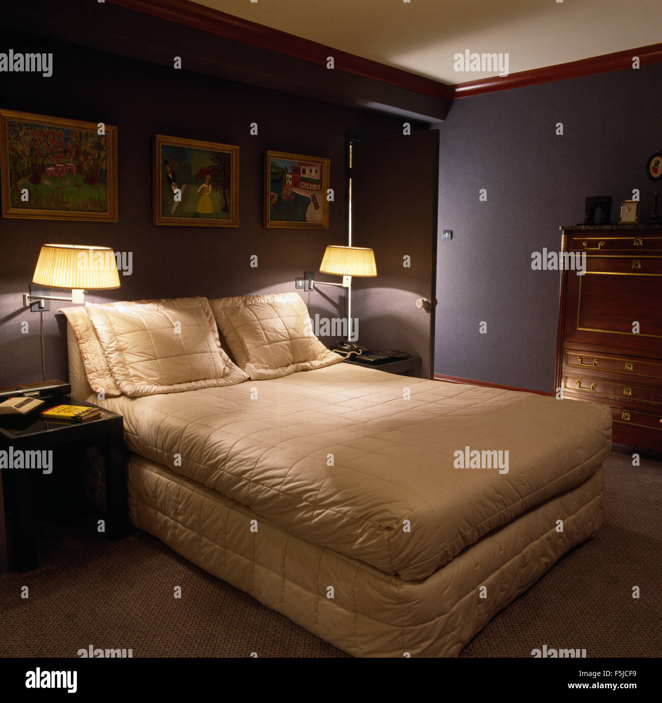 Appliques lumineuses au-dessus de lit avec couvercle équipé en gris-bleu 80 appartement chambres Banque D'Images