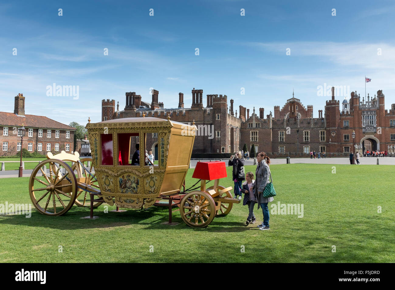 Chariot royal décoratif à l'entrée de l'établissement Hampton Court Palace, Richimond upon Thames, Surrey, UK Banque D'Images