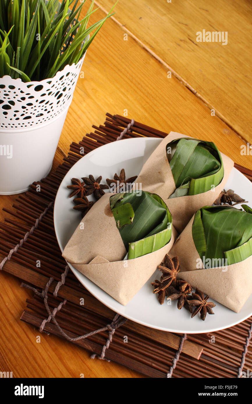 Nasi lemak malaisien frais traditionnels paniers avec des feuilles de banane au fond du bois Banque D'Images