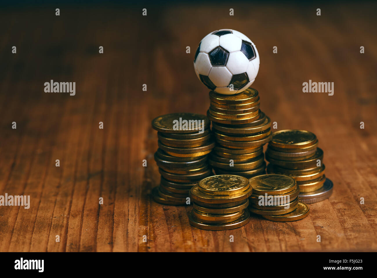 Pari football concept avec petite pièce de football en haut de pile, faire de l'argent en prédisant les résultats sportifs. Banque D'Images