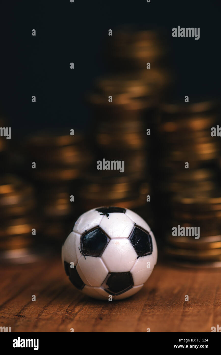 Pari football concept avec petite pièce de football en haut de pile, faire de l'argent en prédisant les résultats sportifs. Banque D'Images