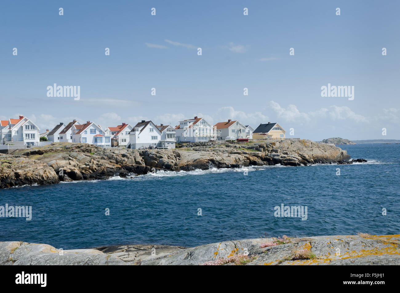 Une petite île sur la côte ouest suédoise ciel bleu et il souffle Banque D'Images